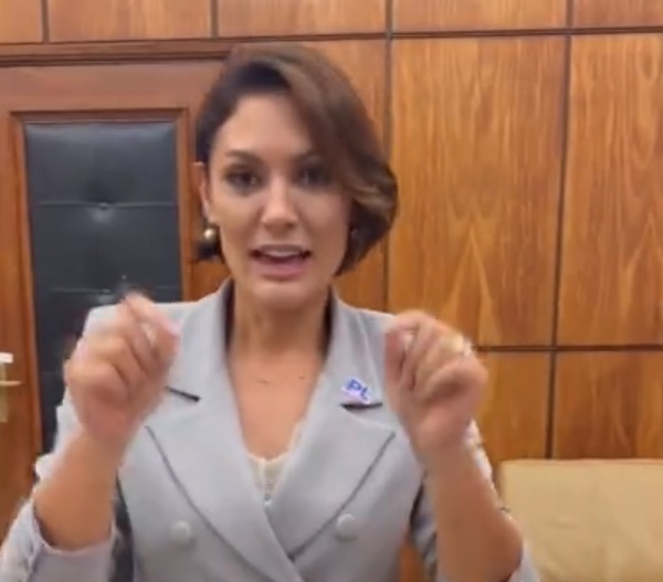 Michelle Bolsonaro recua após defender fim de cota para mulheres na política; veja vídeo