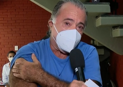 Emocionante! Tony Ramos chora em entrevista após tomar 1ª dose da vacina