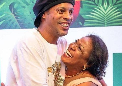 Corpo da mãe de Ronaldinho é enterrado em RS, jogador não compareceu