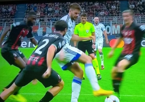 Milan bate Dinamo Zagreb e vence a primeira na Champions