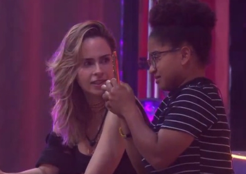 Milena causa polêmica ao usar celular da casa para alfinetar colegas: 'planta, mago, As Branquelas'