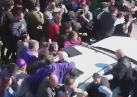 Milei é atacado a pedras durante carreata na Argentina; vídeo