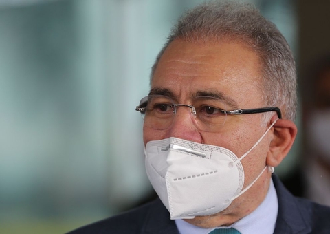 Ministro Queiroga diz que vai aplicar 3ª dose em idosos e profissionais de saúde