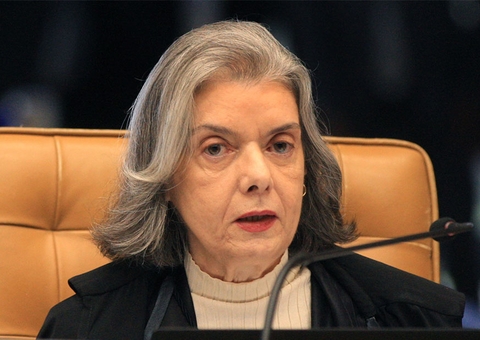 Prestigiada por autoridades, Cármen Lúcia assume TSE