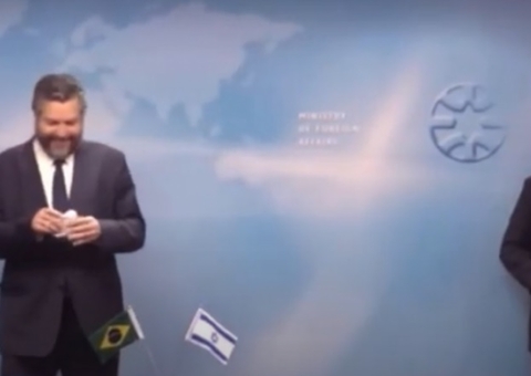 Sem máscara, Ernesto Araújo leva 'puxão de orelha' em evento em Israel 