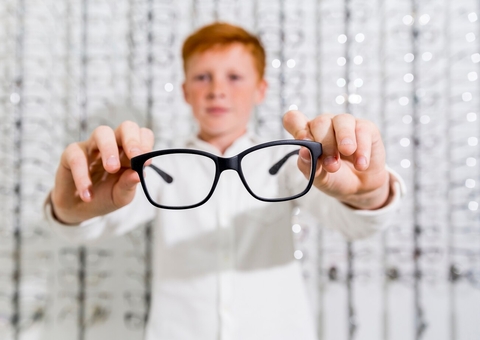 Pesquisa mostra que metade dos pais não conseguem definir o que é miopia em crianças