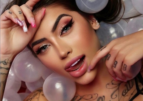 Mc Mirella posa completamente nua em foto no Onlyfans