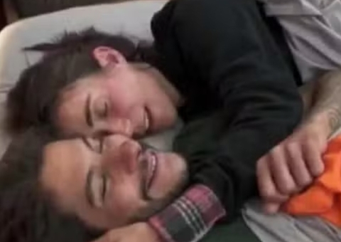 A Fazenda 17: Michelle e Shia trocam beijos durante a madrugada 