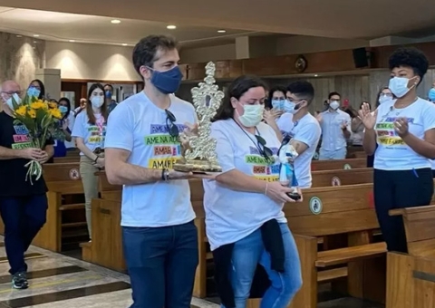 Mãe de Paulo Gustavo passa mal durante missa de três meses da morte do ator