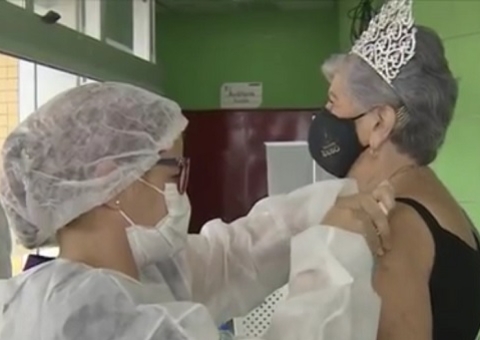 Miss Idosa do Amazonas é vacinada contra Covid-19