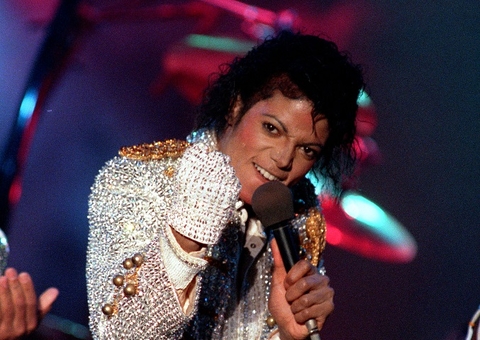 Luvas de Michael Jackson confiscadas vão pagar pelas vacinas de covid-19 para a Guiné Equatorial