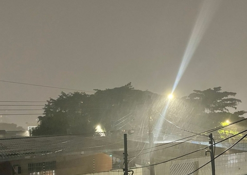 Chuva torrencial e relâmpagos atingem Manaus nesta terça-feira