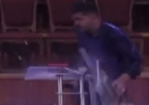 Tempestade causa queda de forro em igreja durante culto