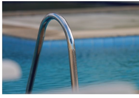 Criança morre afogada ao sair para brincar em condomínio no Tarumã