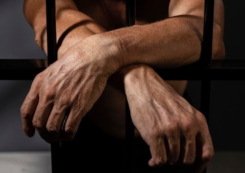 Marido é preso após agredir esposa no meio da rua em Maués