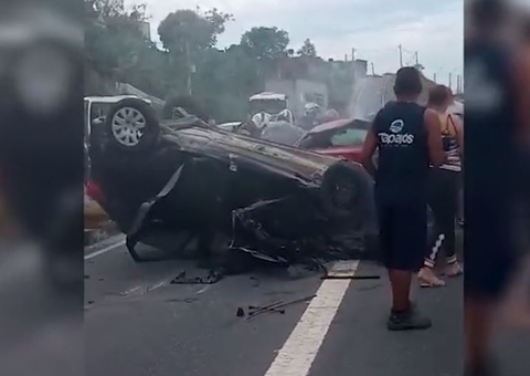 Vídeo mostra homem arremessado de carro durante acidente na Avenida das Flores