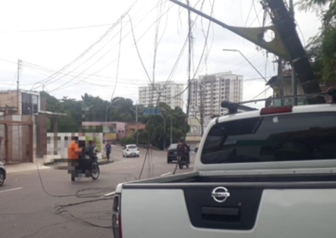Caos: Carro atinge poste e destrói fiação em avenida de Manaus