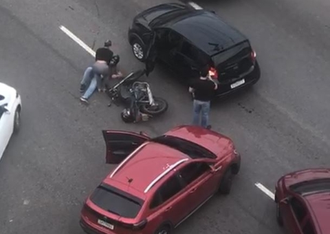 Acidente entre carros e moto deixa homem ferido no Parque 10