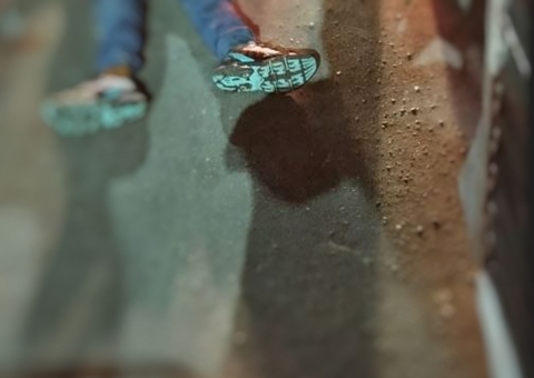 Pistoleiro criva jovem de balas no meio da rua em Manaus