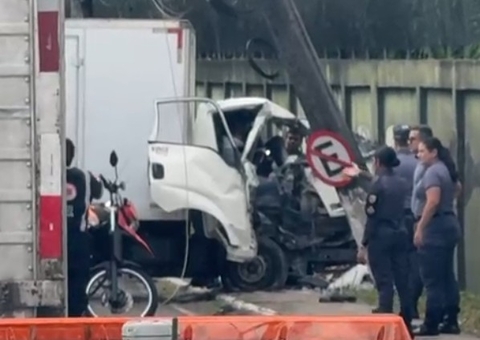 Caminhão atinge poste e deixa feridos na Av. Efigênio Salles 