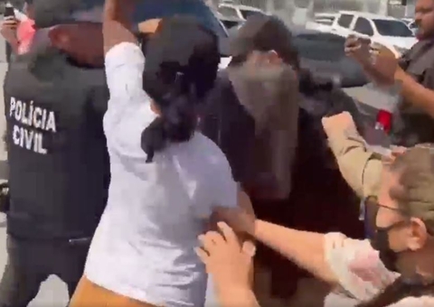 Revoltada, família de funcionário da Apa Móveis morto tenta agredir suspeito na delegacia