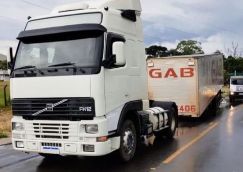Contêiner despenca no meio de avenida e causa caos no trânsito em Manaus