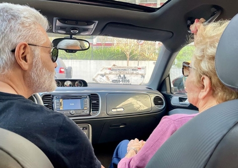 Glória Menezes faz passeio de carro com Tarcísio Filho: ‘amenizar a dor'