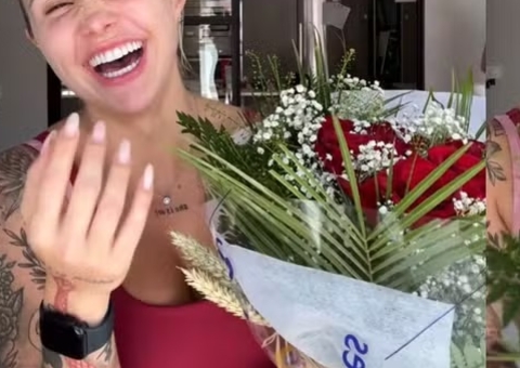 Modelo recebe buquê de flores de Rodrygo em meio a rumores de namoro