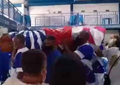 Velório de Monarco leva centenas de pessoas à quadra da Portela
