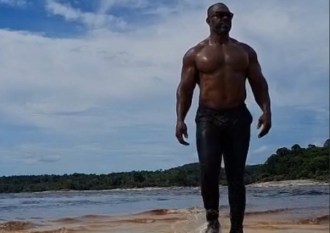 Vídeo feito por Mondragon mostra lutador de MMA na praia minutos antes de sumir no rio
