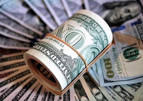 Dólar fecha em alta após governo acionar Supremo por aumento do IOF