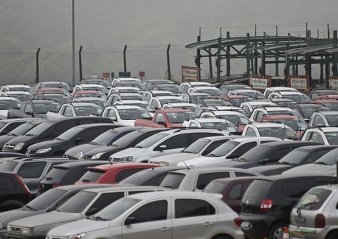 Montadoras paralisam produção e dão férias coletivas aos funcionários