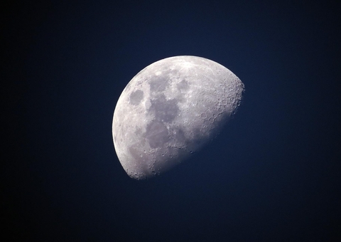 Cientistas encontram vestígios de água na superfície da Lua