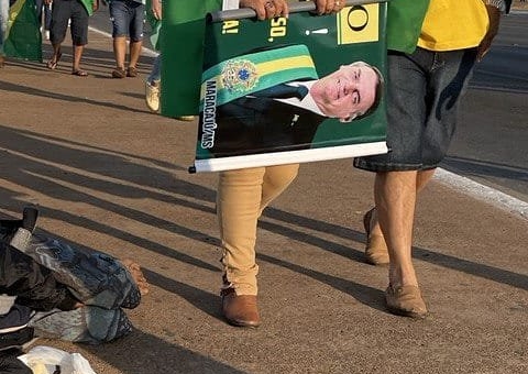 Foto de morador de rua no chão em ato pró-Bolsonaro viraliza 