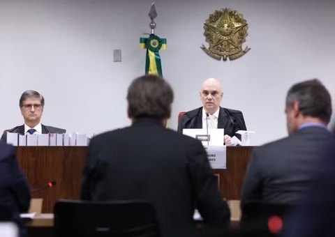 Após bate-boca, Moraes manda checar celular de advogado durante sessão sobre golpe