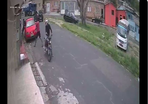 Vídeo: Jovem é morto mesmo depois de entregar celular para assaltantes em Manaus