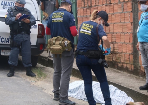 Homem é executado com vários tiros em plena luz do dia em rua de Manaus 