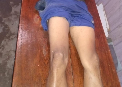 Após ter filho executado, mulher carrega corpo da cena do crime no Amazonas