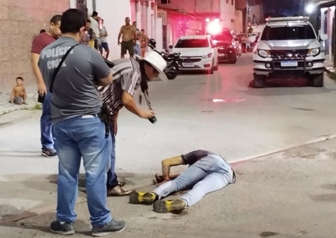 Moradores ouvem tiros e encontram homem agonizando até a morte em rua de Manaus