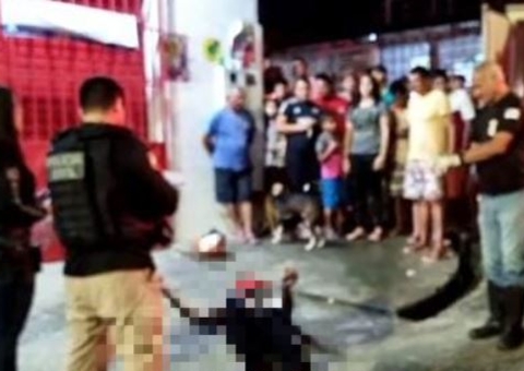 Homem morre de braços abertos após ser espancado pela população em Manaus