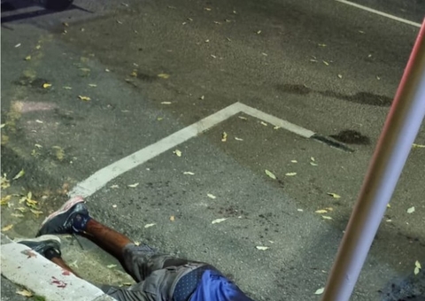 Homem é achado morto a facadas na Praça da Saudade