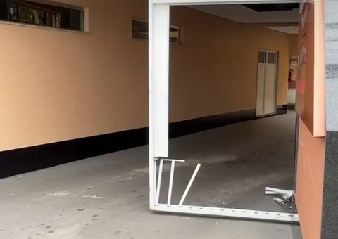 Vídeo mostra momento em que homem arranca portão de motel e foge sem pagar em Manaus