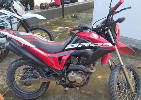 Homem é preso enquanto passeava em motocicleta roubada em Manaus