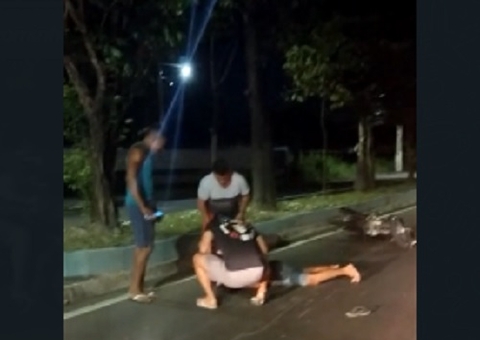 Vídeo: Motociclista é arremessado após bater em carro em avenida de Manaus