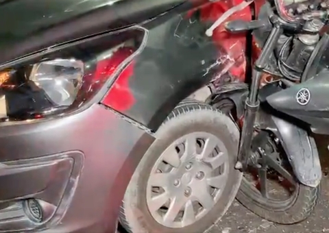 Motociclista é arremessado após ser atingido por carro em Manaus