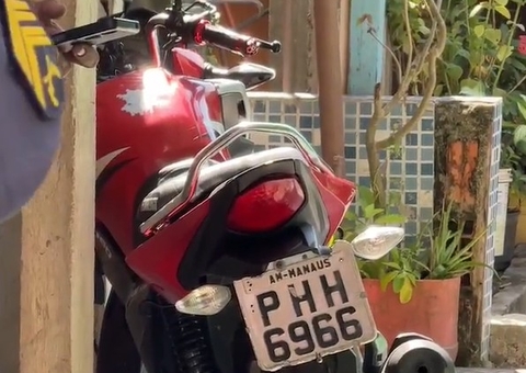 Venezuelano vai parar na delegacia após casal reconhecer moto roubada em Manaus