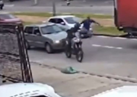 Vídeo: Ladrão tenta fugir com moto roubada e leva 'voadora'