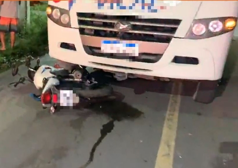 Motociclista é arrastado por rua após ir parar debaixo de ônibus em Manaus