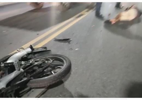 Motociclistas ficam gravemente feridos em acidente com carro em Manaus