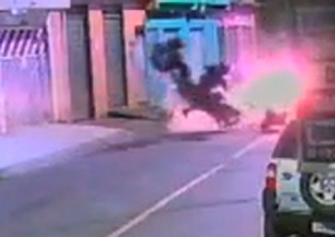 Motos colidem de frente e arremessam ocupantes em Manaus; um morreu